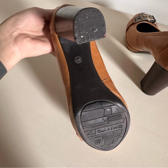 Vintage DKNY Tan heels with buckle , Mary Jane - Picture 5 of 7